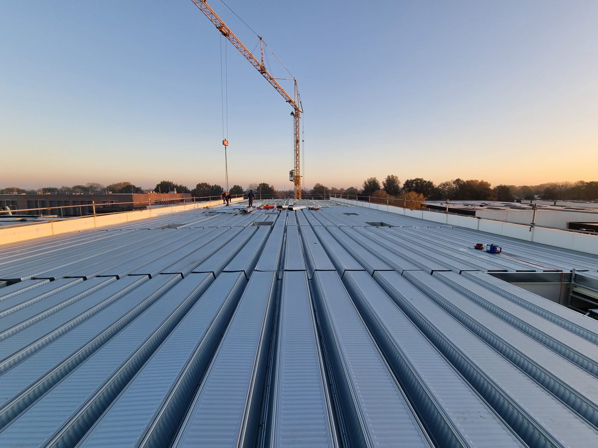 ComFlor 210 als zijnde staal dak aanbracht bij Dutch Engineering m.b.v. de Viavac.