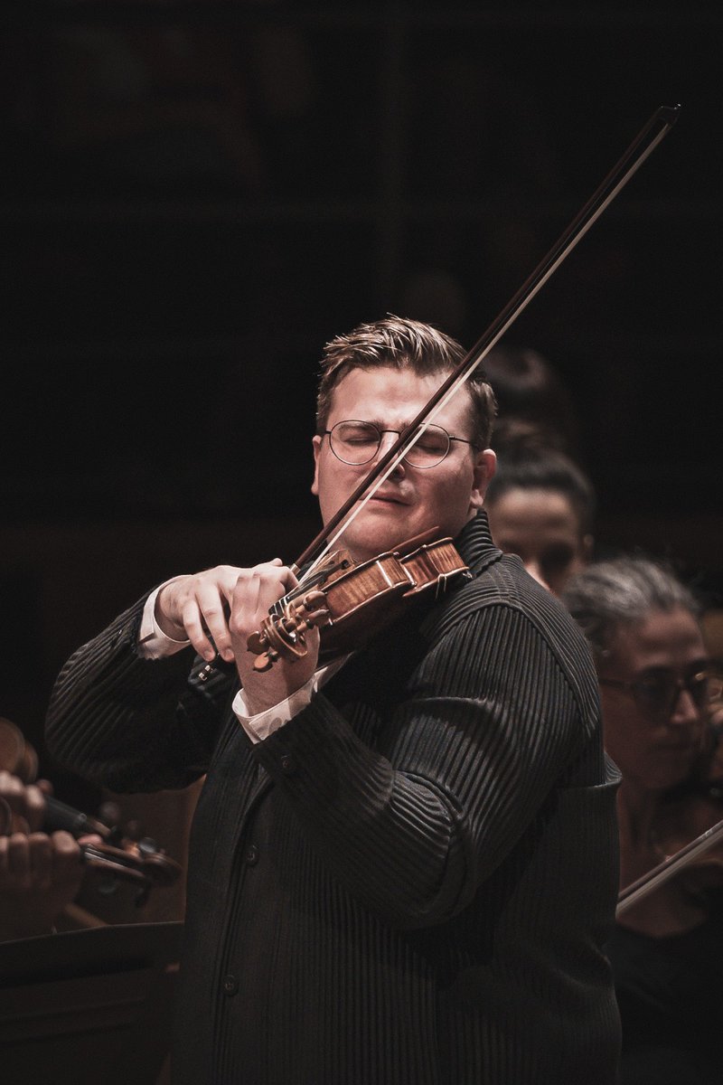 Ce soir à 20h sur Medici.tv, retrouvez le jeune chef prodige Tarmo Peltokoski, le violoniste virtuose Chad Hoopes et l'Orchestre du Capitole dans un concert exceptionnel enregistré à la Halle aux grains en octobre dernier. 🎥 + d'infos : bit.ly/3H5amdZ