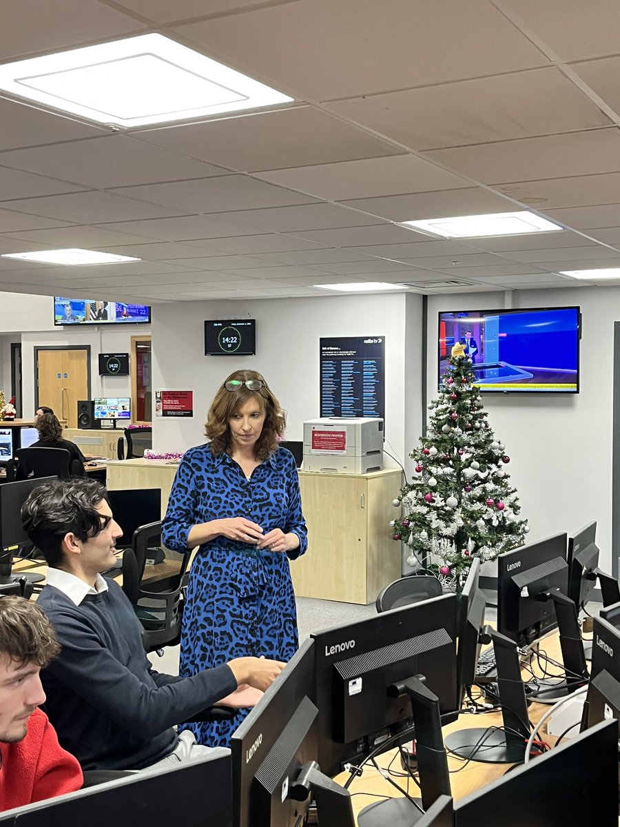 The brilliant @AnneMarieTasker supporting one of our third year broadcasters as they put together a TV PKG on how the #WorldCup has boosted profits for some@pubs and bars in #Nottingham @CBJNews @gailmellorsCBJ 🎄