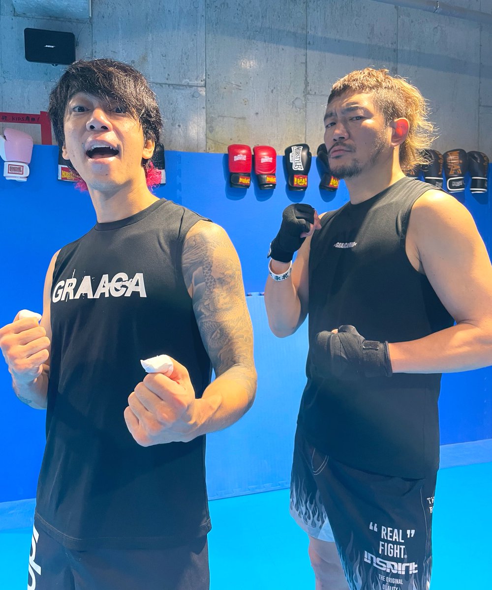 matsuo_0803's tweet photo. 細美さん,TOSHI-LOWさん、各々のバンド活動が忙しい合間に
久々にtheLOW-ATUS 2人揃っての練習🔥🥊
示し合わせたかの様に2人とも釜石"GRAACA"のノースリーブでしたっ✨
#andmosh #mobstyles #graaca #細美武士 #ellegarden #toshilow #brahman https://t.co/0KOoIUMTv9