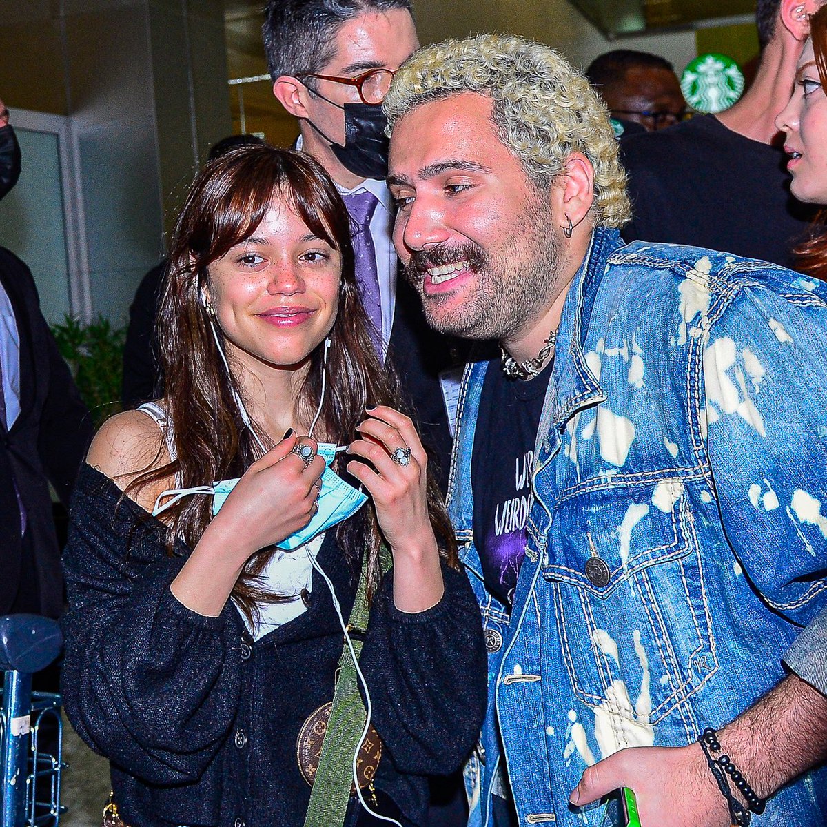 choquei's tweet photo. 🚨VEJA: Wandinha está no Brasil. A atriz Jenna Ortega desembarcou na manhã desta sexta-feira no aeroporto de Guarulhos, em São Paulo. 

📸: AgNews. https://t.co/6h75UUmJ2k