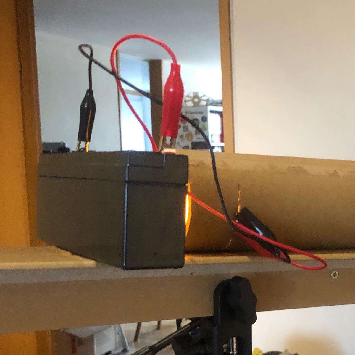 Maushausen's tweet photo. Nein, keine Rohrbombe im #Studio
Ich brauche/will einen #Spot in einem #Video
kaufen nein #basteln
LED-Brenner, Papprolle, #Stativ, #Akku, #Kabel, #Blödsinn, #Unsinn vielleicht #Wahnsinn, alles da
https://t.co/HirOwhrzb2
#einfachmachen #youtube #GermanMediaRT #lichtausspotan https://t.co/Z9Y0GHMWVC