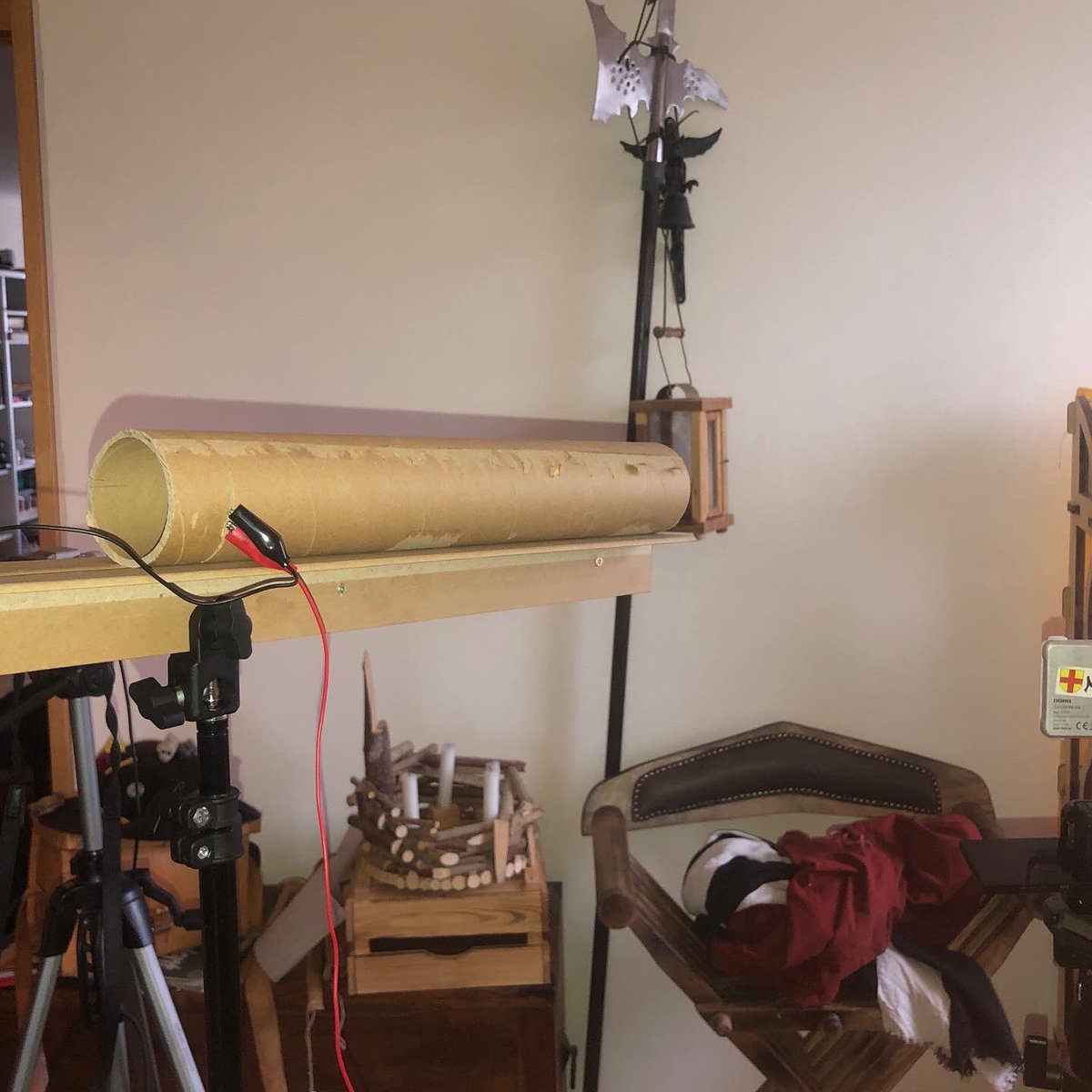 Maushausen's tweet photo. Nein, keine Rohrbombe im #Studio
Ich brauche/will einen #Spot in einem #Video
kaufen nein #basteln
LED-Brenner, Papprolle, #Stativ, #Akku, #Kabel, #Blödsinn, #Unsinn vielleicht #Wahnsinn, alles da
https://t.co/HirOwhrzb2
#einfachmachen #youtube #GermanMediaRT #lichtausspotan https://t.co/Z9Y0GHMWVC