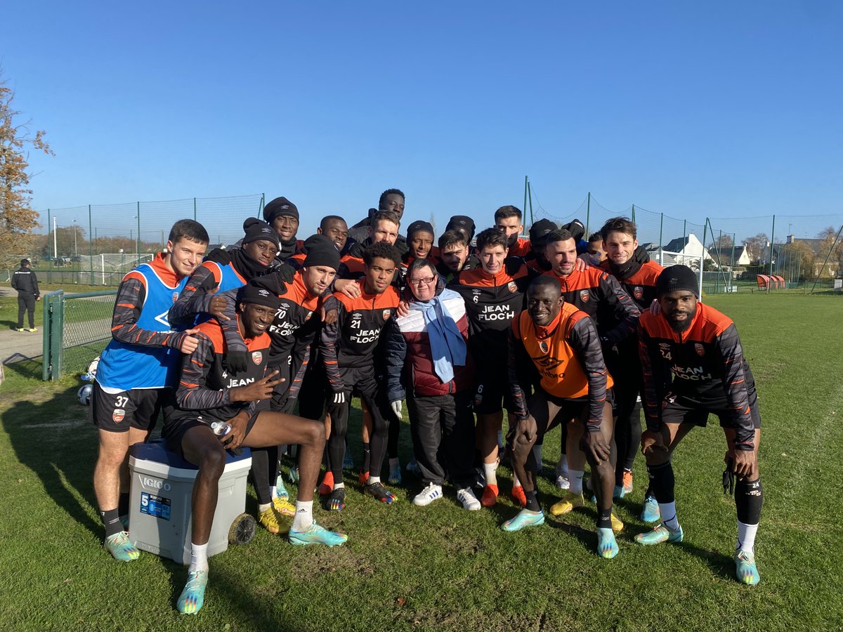 Un plaisir d'accueillir Philippe ce matin à l'entraînement. Il a pu rencontrer les Merlus et bien sûr <a href="/Abergellaurent/">Laurent Abergel</a>, son joueur favori ! 🧡