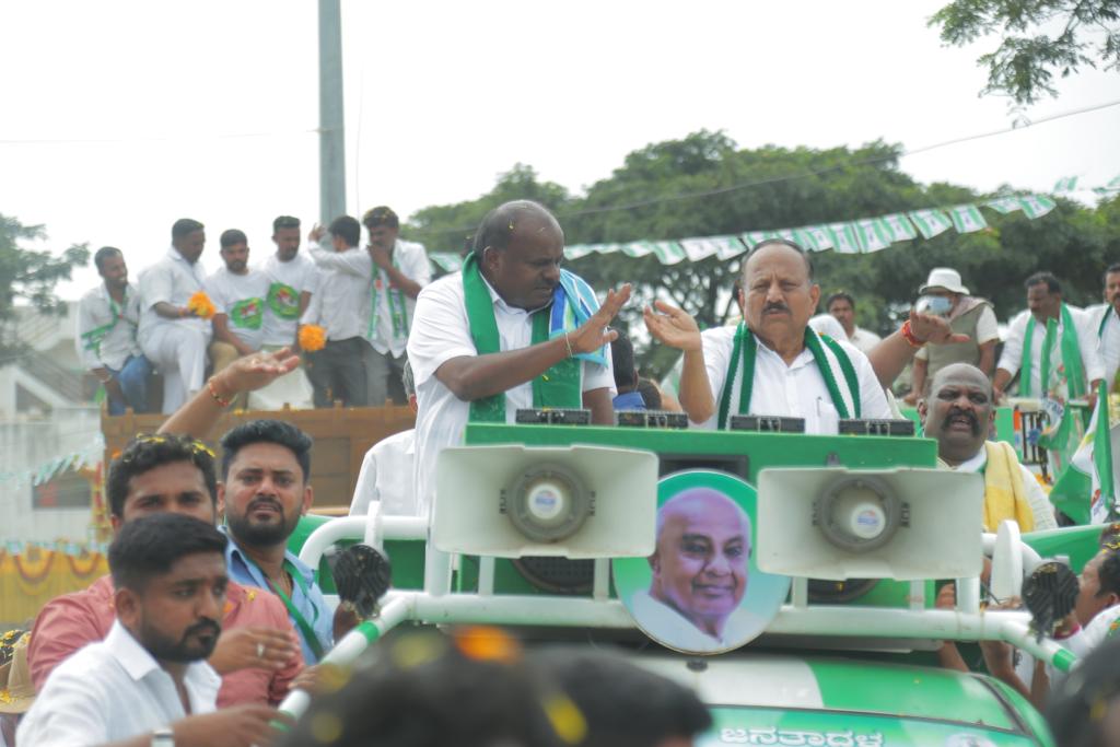 hd_kumaraswamy's tweet photo. ಮಧುಗಿರಿಯಲ್ಲಿ ನಡೆದ ಪಂಚರತ್ನ ರಥಯಾತ್ರೆ ಸಂದರ್ಭದಲ್ಲಿ ಜನತೆ ತೋರಿದ ವಿಶ್ವಾಸಕ್ಕೆ ನಾನು ಆಭಾರಿ. ನನ್ನ ಪ್ರೀತಿಯ ಕಾರ್ಯಕರ್ತ ಬಂಧುಗಳು ಹಾಕಿದ ಕಡಲೆಕಾಯಿ ಹಾರ ನನಗೆ ಬಹಳ ಇಷ್ಟವಾಯಿತು. 
ಕ್ಷೇತ್ರದ ಶಾಸಕ ಶ್ರೀ ವೀರಭದ್ರಯ್ಯ ಅವರು ಹಾಗೂ ಇತರೆ ಮುಖಂಡರು ನನ್ನ ಜತೆಯಲ್ಲಿ ಇದ್ದರು.
#ಪಂಚರತ್ನ_ರಥಯಾತ್ರೆ 
#ಮಧುಗಿರಿ https://t.co/p4WusCr1V3