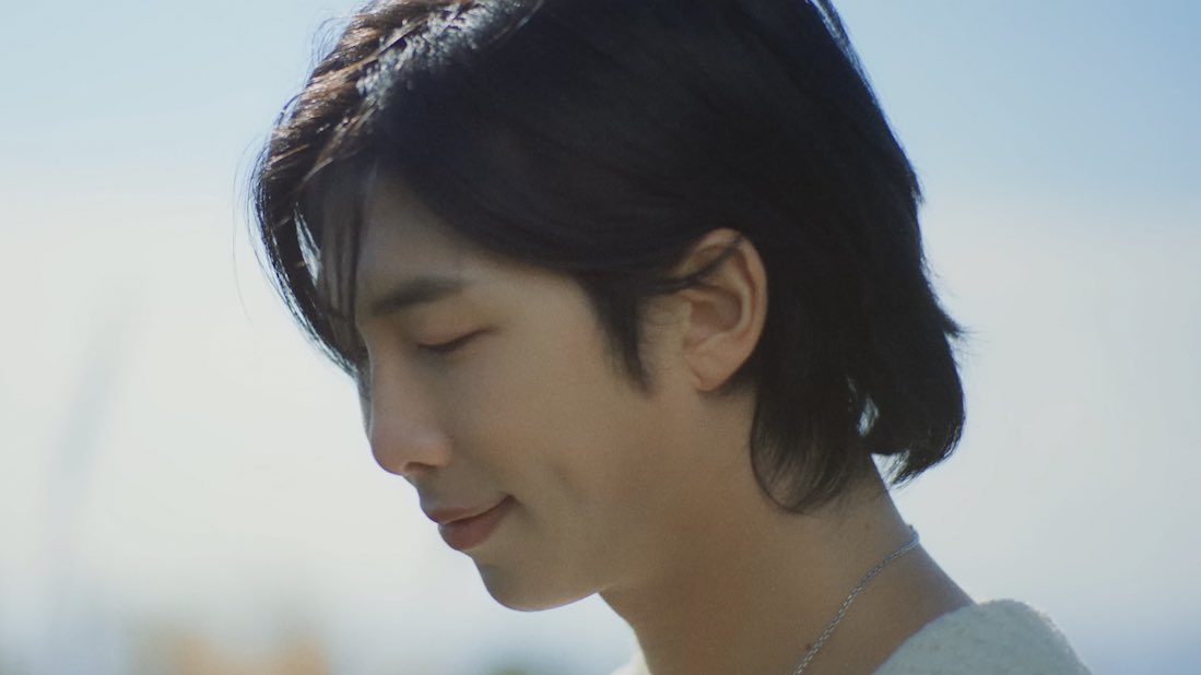voicejoon's tweet photo. essas fotos só me trás paz o namjoon está vivendo o melhor momento da vida dele e isso me deixa tão feliz https://t.co/w24ejPFRzB