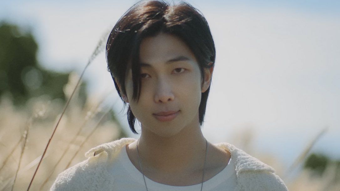 voicejoon's tweet photo. essas fotos só me trás paz o namjoon está vivendo o melhor momento da vida dele e isso me deixa tão feliz https://t.co/w24ejPFRzB
