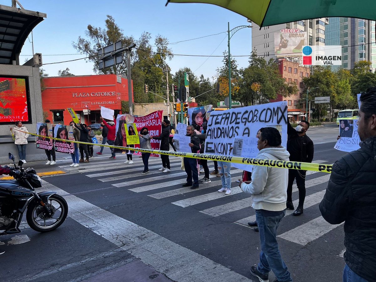 NoticiasImagen's tweet photo. #ATENCIÓN familiares y amigos bloquean Insurgentes Sur a la altura de Av. de la Paz, San Ángel @AlcaldiaAO en dirección a Barranca del Muerto, protestan por la desaparición de la menor #Valeria #TómaloEnCuenta Vía @jorgegonzalez00 https://t.co/SD7tCC3oOD