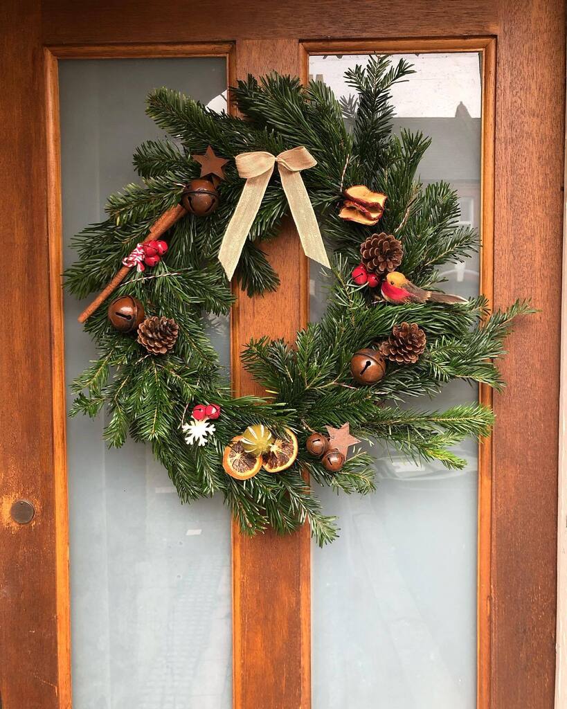 holysimonger's tweet photo. It’s CHRIIIIIIATMAAAAAAS!!!! Featuring homemade wreath. #minceandmingle @michaelcoeuk https://t.co/Vthiy1QBew https://t.co/U42GhfKFpI