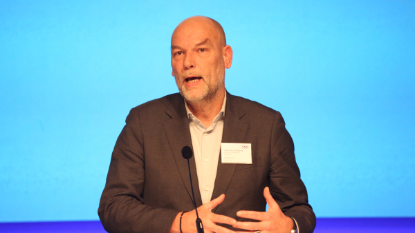 Wethouder Rutger Groot Wassink deed tijdens de ALV de dringende oproep aan bestuurders om zich aan te melden voor de Tijdelijke Commissie Asiel en Migratie. U kunt zich tot woensdag 7 december 12.00 uur kandidaat stellen: vng.nl/nieuws/vacatur… #VNGALV #asielopvang