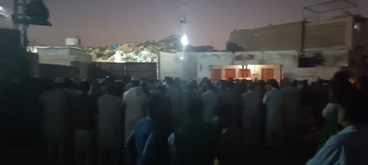 LaLaMuneer33's tweet photo. #Hyderabad
Faisal Abdul Jabbar Khan attended the Funeral Prayers of Imdad Panhwar father at Usman Panhwar Goth UC-90 PS-64 Constituency.

#FaisalJabbarKhan https://t.co/DPGLYmgu14
