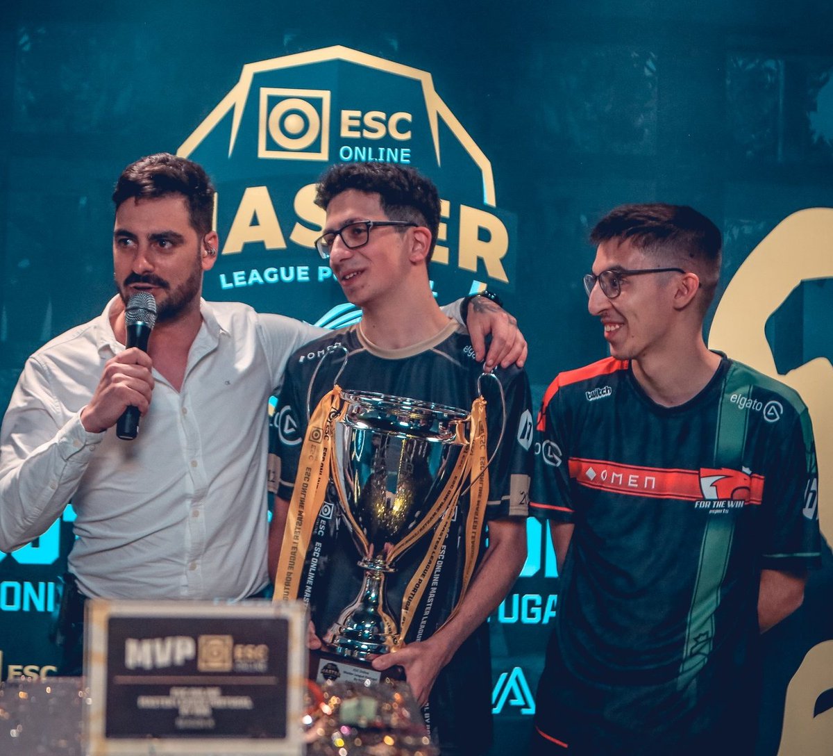 Serão capazes de levantar novamente o troféu? 🤔
A <a href="/ftwesports/">FTW | For The Win Esports</a> de <a href="/ag1LLL/">ag1L</a> e @arrozzdocee_ vão a jogo amanhã!

📷: <a href="/MasterLeaguePT/">ESC Online Master League Portugal</a>