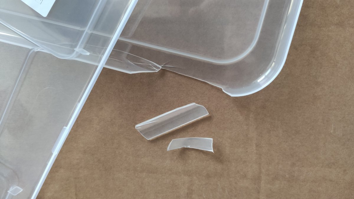 alpentarn's tweet photo. #Ausmisten Bringen wir mal Ordnung in's System. Die Kisten von Ikea sind endlich gekommen. Leider kann ich zwei Deckel gleich entsorgen 😡 Die Schachtel war in perfektem Zustand. Wurde vermutlich aber unsanft geworfen, vermutlich vom Kurier #Quickpac https://t.co/us4SgMkodl