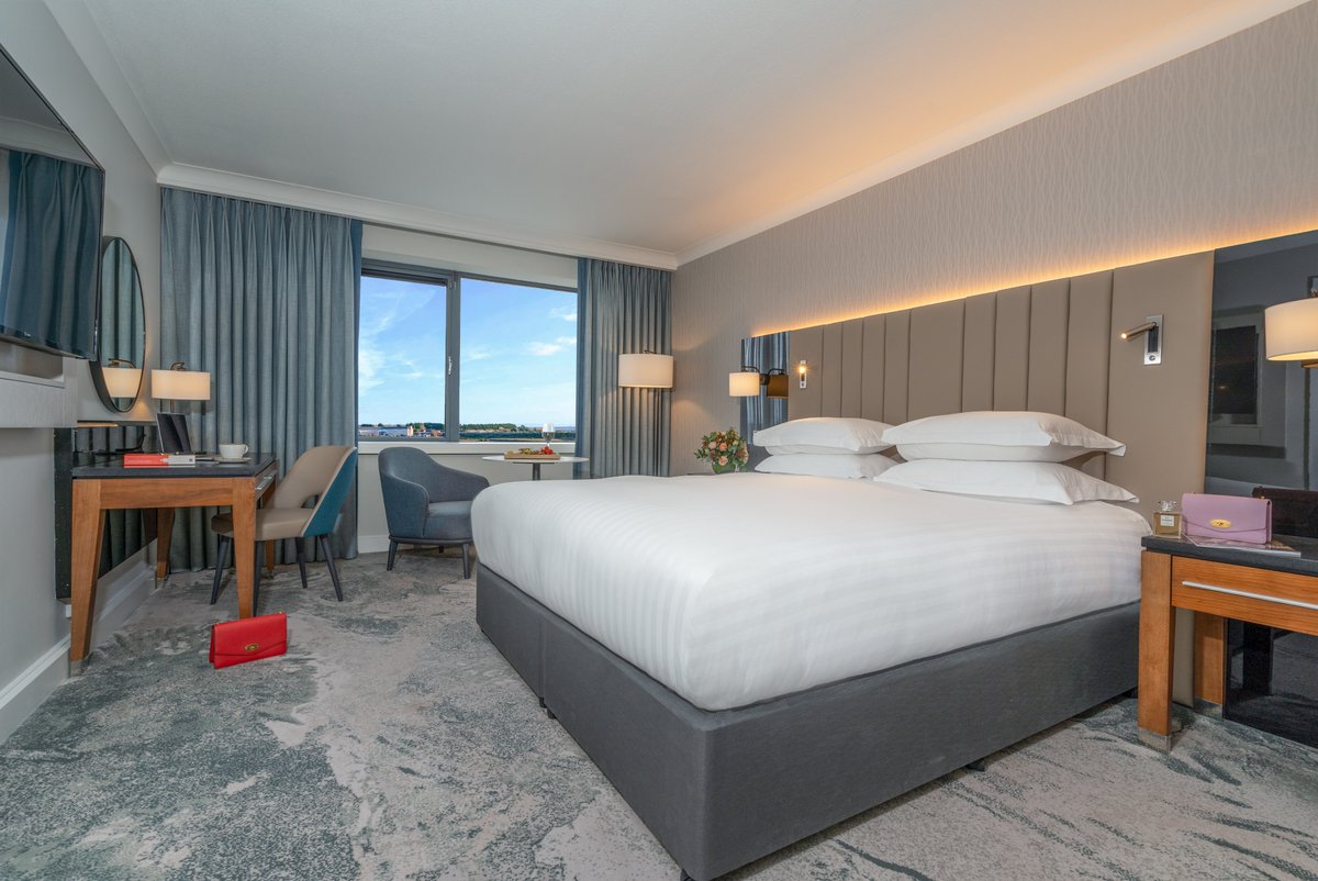 Galway_Races's tweet photo. 🎁12 DAYS OF CHRISTMAS GIVEAWAY: DAY 5⃣
To get into the festive spirit, we've teamed up with our sponsors to giveaway fantastic prizes
DAY 5⃣: thanks to @TheGalmont win
⭐️1 Night B&amp;B for 2 people with dinner in Marinas Restaurant 🥳
⭐️+A 7Day Admission Ticket to #GalwayRaces2023 https://t.co/PcAtpQJYwq