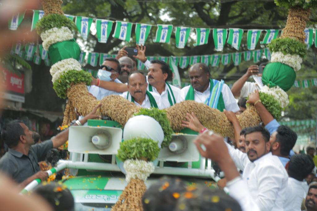 hd_kumaraswamy's tweet photo. ಮಧುಗಿರಿಯಲ್ಲಿ ನಡೆದ ಪಂಚರತ್ನ ರಥಯಾತ್ರೆ ಸಂದರ್ಭದಲ್ಲಿ ಜನತೆ ತೋರಿದ ವಿಶ್ವಾಸಕ್ಕೆ ನಾನು ಆಭಾರಿ. ನನ್ನ ಪ್ರೀತಿಯ ಕಾರ್ಯಕರ್ತ ಬಂಧುಗಳು ಹಾಕಿದ ಕಡಲೆಕಾಯಿ ಹಾರ ನನಗೆ ಬಹಳ ಇಷ್ಟವಾಯಿತು. 
ಕ್ಷೇತ್ರದ ಶಾಸಕ ಶ್ರೀ ವೀರಭದ್ರಯ್ಯ ಅವರು ಹಾಗೂ ಇತರೆ ಮುಖಂಡರು ನನ್ನ ಜತೆಯಲ್ಲಿ ಇದ್ದರು.
#ಪಂಚರತ್ನ_ರಥಯಾತ್ರೆ 
#ಮಧುಗಿರಿ https://t.co/p4WusCr1V3