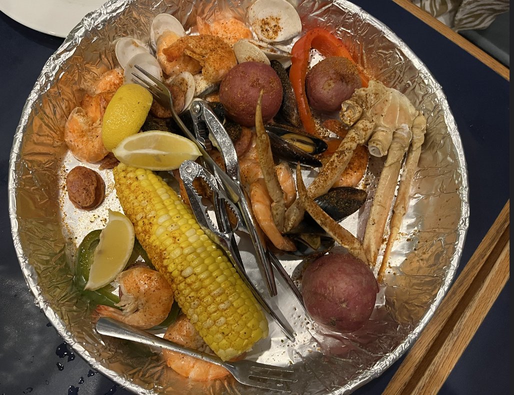 It’s #foodiefriday at the Sugar Creek Sound Front restaurant in #NagsHead. Want to share the Steamers for 2?

#obx #obcnc #iloveobx #obxnow #obxlife #outerbanksnc #visitnc #outerbanksrestaurant #travelwritersuniversity #IFWTWA #trip101com #travelphotographer #fridayfeeling