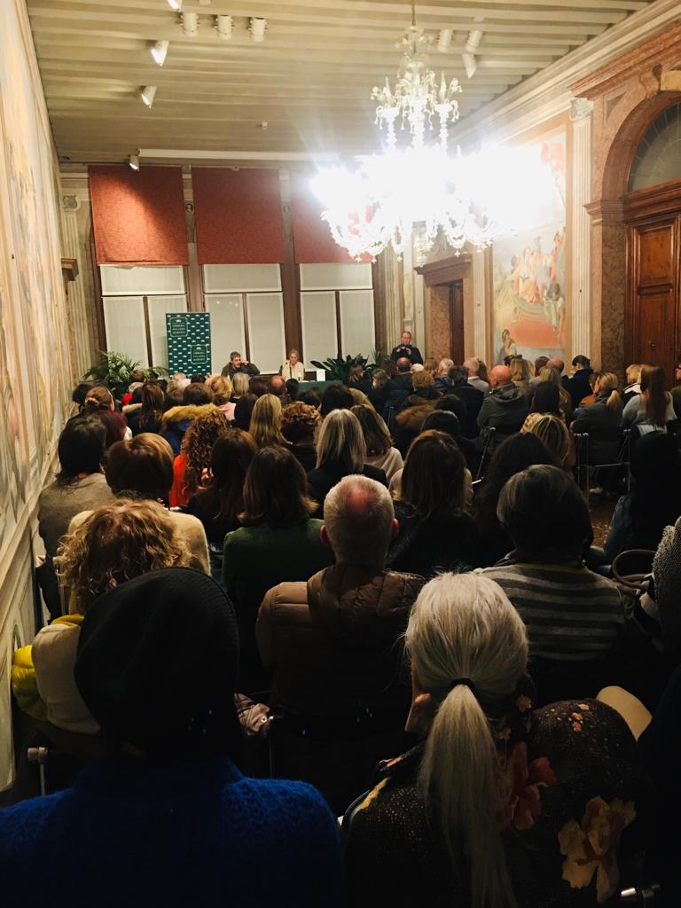 L'abbraccio del pubblico di <a href="/PalazzoRoberti/">Palazzo Roberti</a> per <a href="/pif_iltestimone/">Pif</a> #LaDisperataRicercaDAmoreDiUnPoveroIdiota