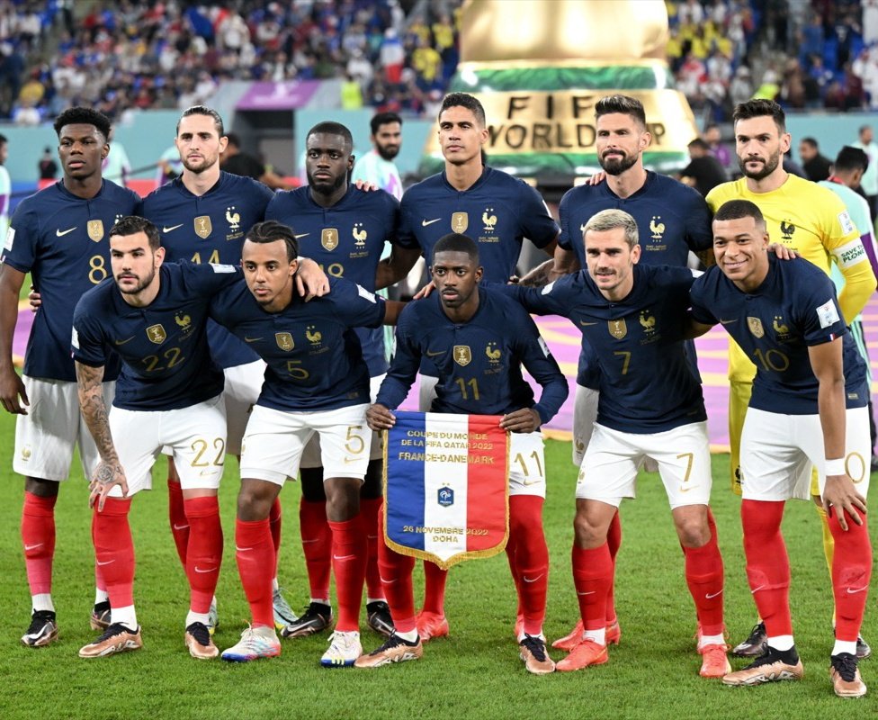 PiedsCarres's tweet photo. La France la semaine dernière vs. La France contre la Tunisie #FRATUN https://t.co/z6WHznrv7m