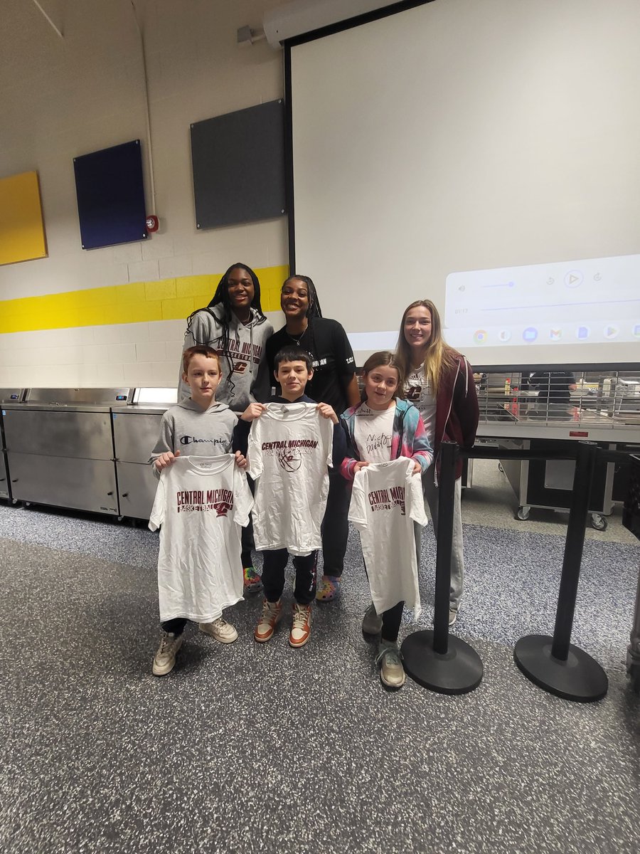 hmjensen31's tweet photo. Great day at #larson455. @CMUWBBall came for a visit! We are π₯πfor Hoops for Hunger! @CoachCShelton1 @CoachHeatherO @presleyhudson3 @MicaelaKelly313 @Coach_Savage https://t.co/cg7DnAfNmK