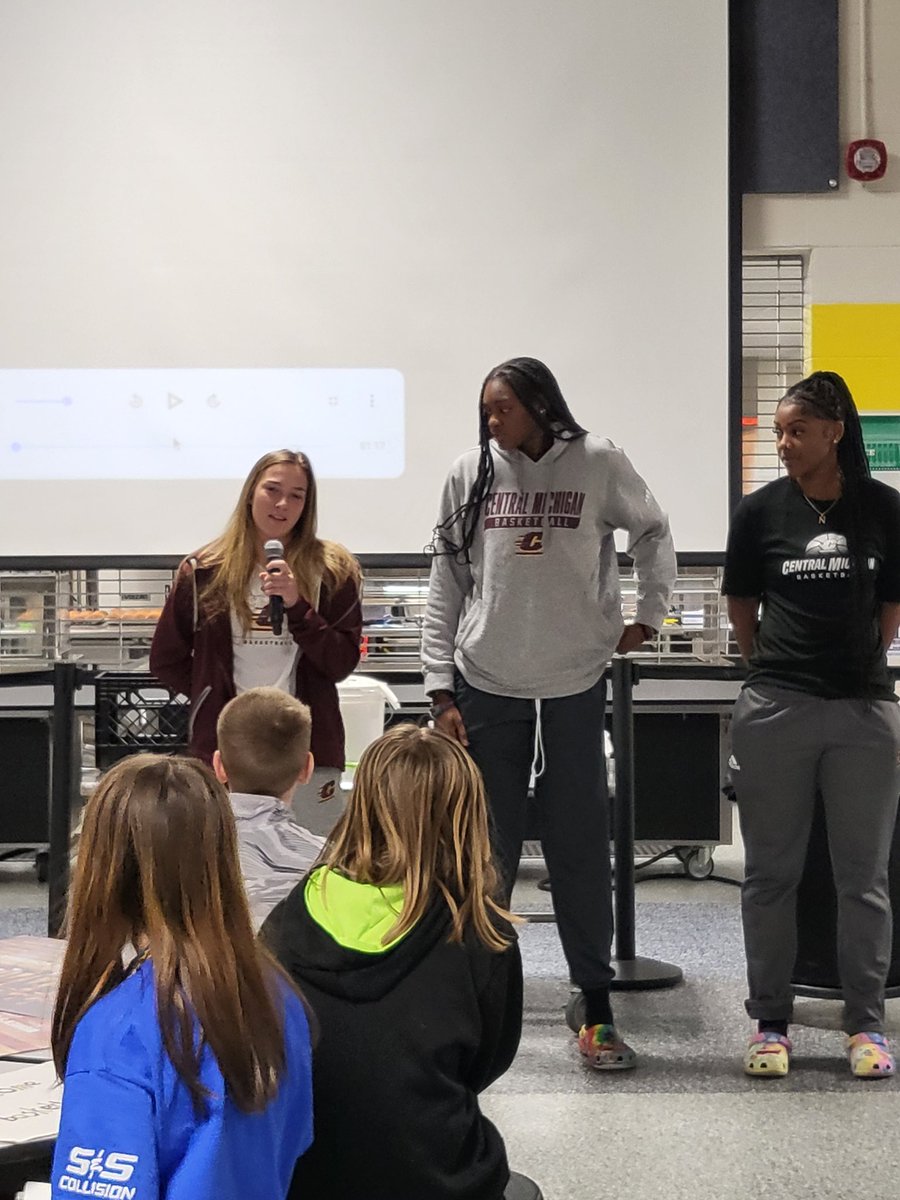 hmjensen31's tweet photo. Great day at #larson455. @CMUWBBall came for a visit! We are π₯πfor Hoops for Hunger! @CoachCShelton1 @CoachHeatherO @presleyhudson3 @MicaelaKelly313 @Coach_Savage https://t.co/cg7DnAfNmK
