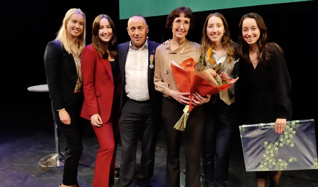 StadkrantVeghel's tweet photo. Koninklijke onderscheiding voor Joan Hanegraaf -  https://t.co/skrFoRZKmK https://t.co/3q6Qp1Kngz