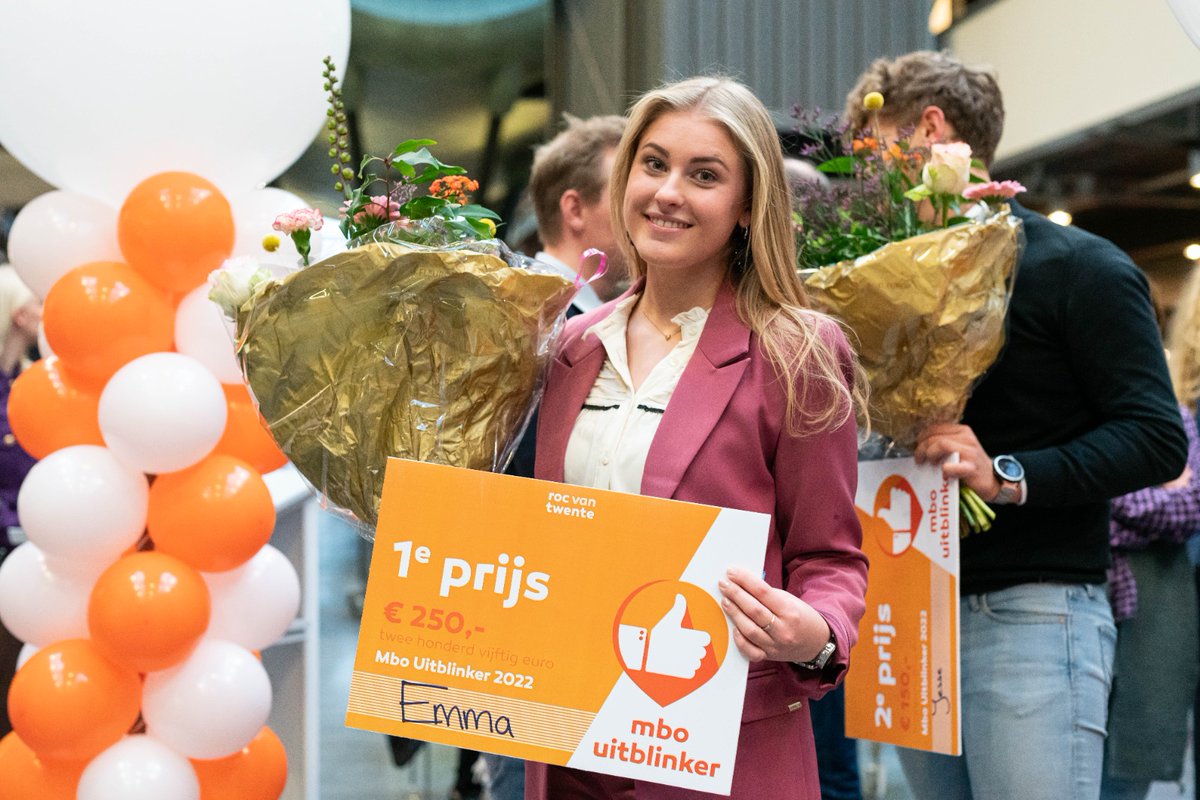 rocvantwente's tweet photo. Emma de Nooij (19), student mediaredactiemedewerker, heeft de titel Mbo Uitblinker 2022 van ROC van Twente gewonnen 💪 Emma mag komend jaar de titel Mbo Uitblinker dragen en gaat namens ROC van Twente meedoen aan de landelijke verkiezing Mbo‘ers Pakken Aan.
#uitblinkers #ditismbo https://t.co/eFA21PvrLs