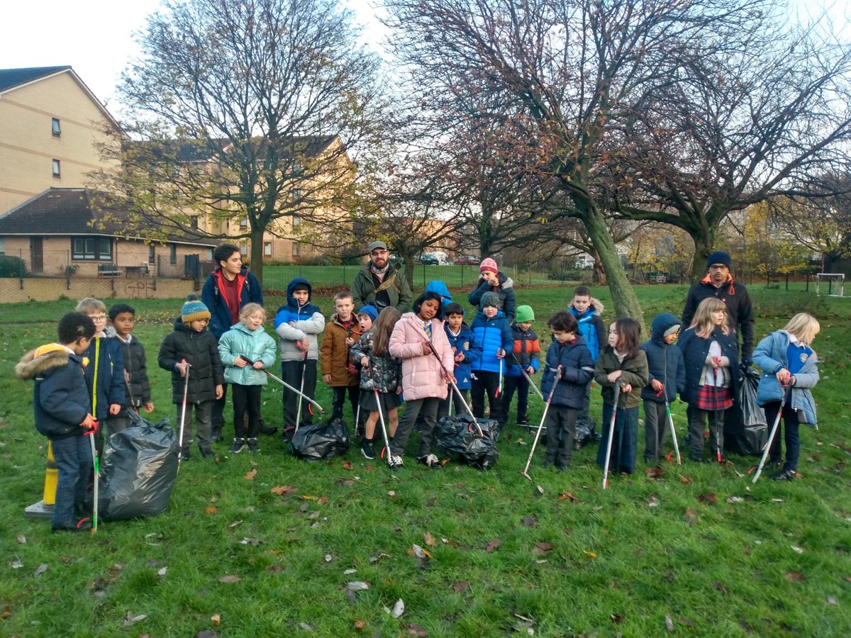 Great afternoon @StCuthbertsRCP planting 250 daffodil bulbs, collecting 8 bags of litter in local #greenspace ,spotting a white squirrel 🐿️ #ClimateAction #ClimateCrisis #outdoorlearning #nature @HutchChesserCC #20minutegorgiedalry @experienceoutd @SW20Ed #getoutside