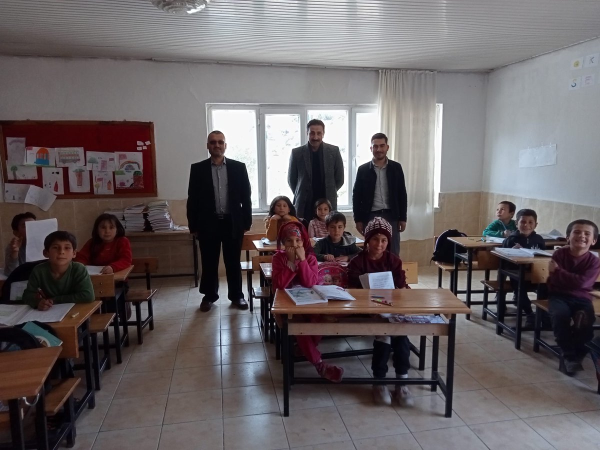 mut_mem's tweet photo. Şube Müdürlerimiz  Gökçetaş İlkokulunu ziyaret edip öğretmen ve öğrencilerimizle sohbet ettiler.
@tcmeb
@MersinMEM @AdemKoca46 
@batuhan__bingol @harungergin @Omer_okur33 @Abdullah_Bayt79 https://t.co/An3bxFoh9H