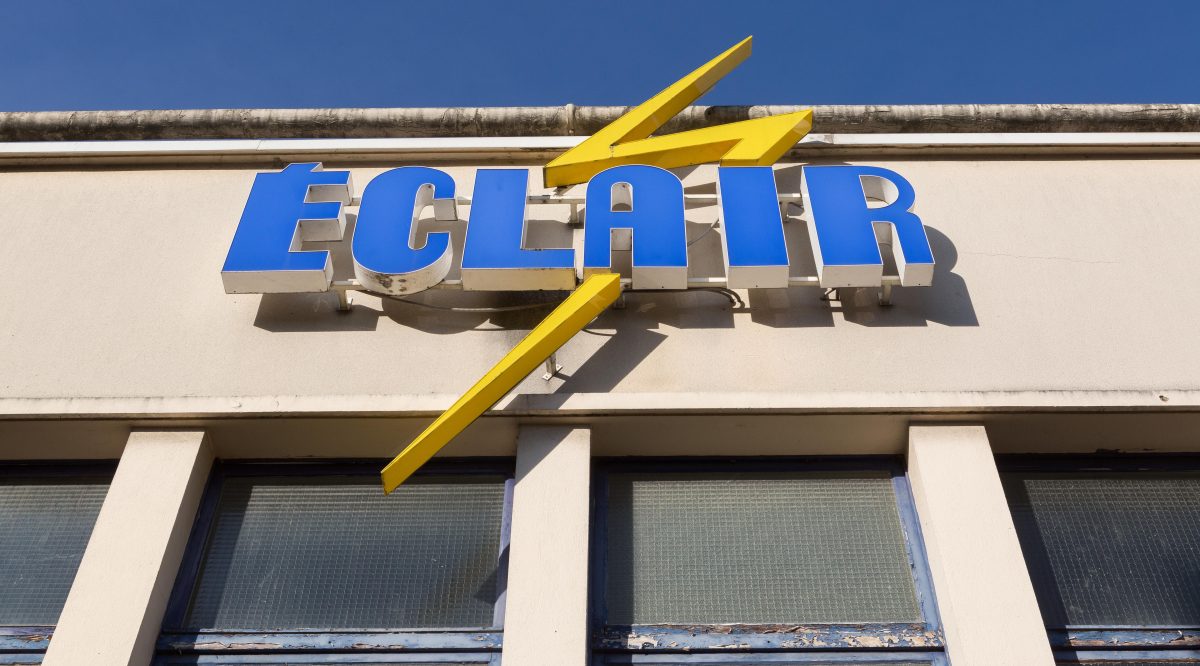 | LABOS ECLAIR | 
👉 Ça y est, le collectif <a href="/soukmachines/">SOUKMACHINES</a> lauréat de l'appel à projet lancé par la ville, a investi le site des laboratoires éclair ! 
Leur mission ? Créer des ateliers d’artistes et offrir un lieu culturel d’envergure : "l’Éclair" ! leclair-epinay.com