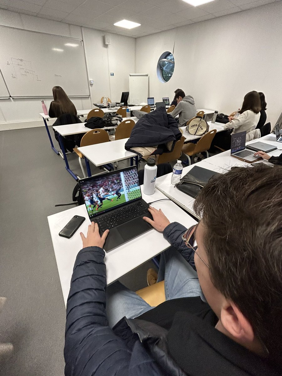 ctrmargot9's tweet photo. Super cours de Web Design oĂč lâon a dĂ©couvert lâeye tracking avec Mme Genaille đïž mais aussi match de lâĂ©quipe de France đ«đ· Mention spĂ©ciale pour le site Ă©lu le plus mocheđ„Č
#DBBACH https://t.co/084TiPMgQd