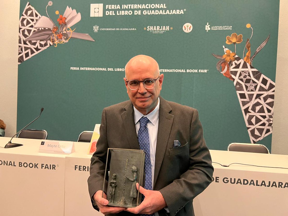 el_naranjo's tweet photo. ¡Felicidades a #AntonioOrlandoRodríguez, ganador del Premio Iberoamericano SM de Literatura Infantil y Juvenil 2022 por su trayectoria! 🌟🎉
Autor en #ElNaranjo de los libros para niños #CuentoDelSinsonteOlvidadizo y #ElViejitoDelSillón.
#FIL2022 #PremioSM #LIJ https://t.co/H8PX3nEtpD