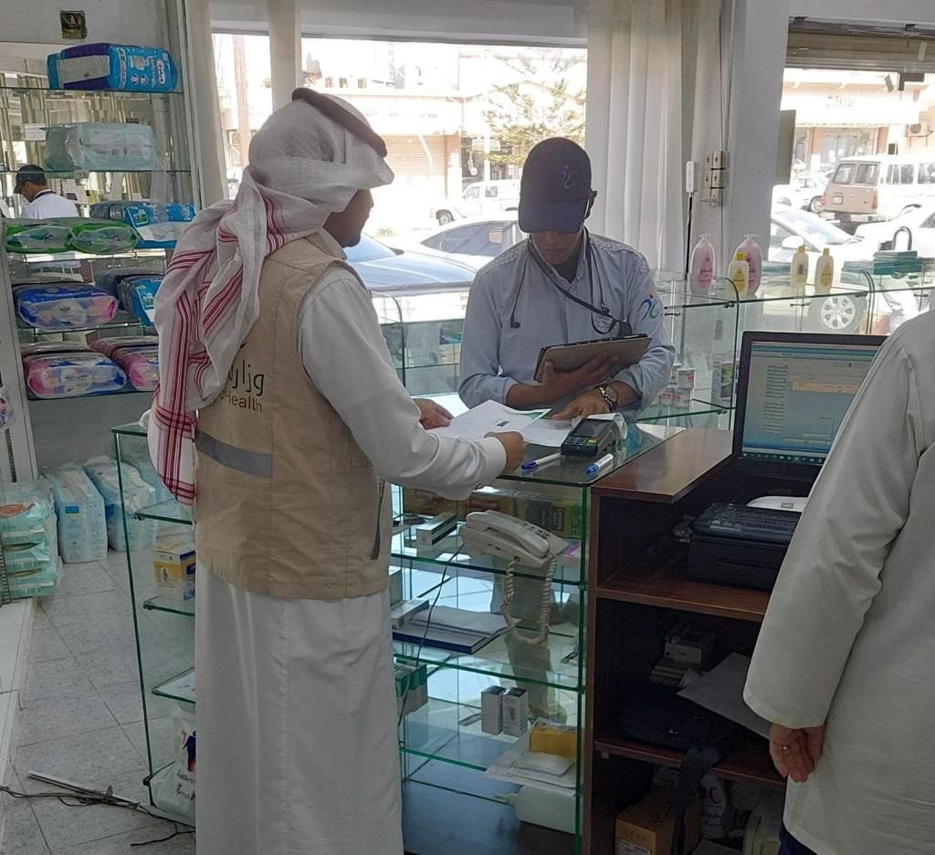 Emara_Albaha's tweet photo. تنفيذاً لتوجيه سمو أمير منطقة #الباحة وضمن أعمال فريق متابعة تحديات توفر الأدوية، أقامت الهيئة العامة للغذاء والدواء بالتنسيق مع صحة الباحة، حملة تفتيشية على الصيدليات والمراكز الصحية الخاصة للتأكد من الربط بنظام التيقظ والتكامل الالكتروني مع نظام رصد، لمتابعة توفر الأدوية . https://t.co/Xqp88J2DoF