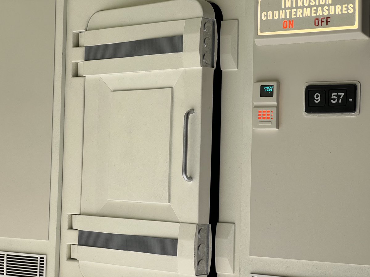 JohnLeeRockyRd's tweet image. Mission is Possible. Shoot complete @nftsmodelmaking  #propmaking #modelmaking #oneyeardiploma #missionimpossible ⁦@eddiehamilton⁩        ⁦@chrismcquarrie⁩ #practicaleffects led by yours truly. Coming soon…..