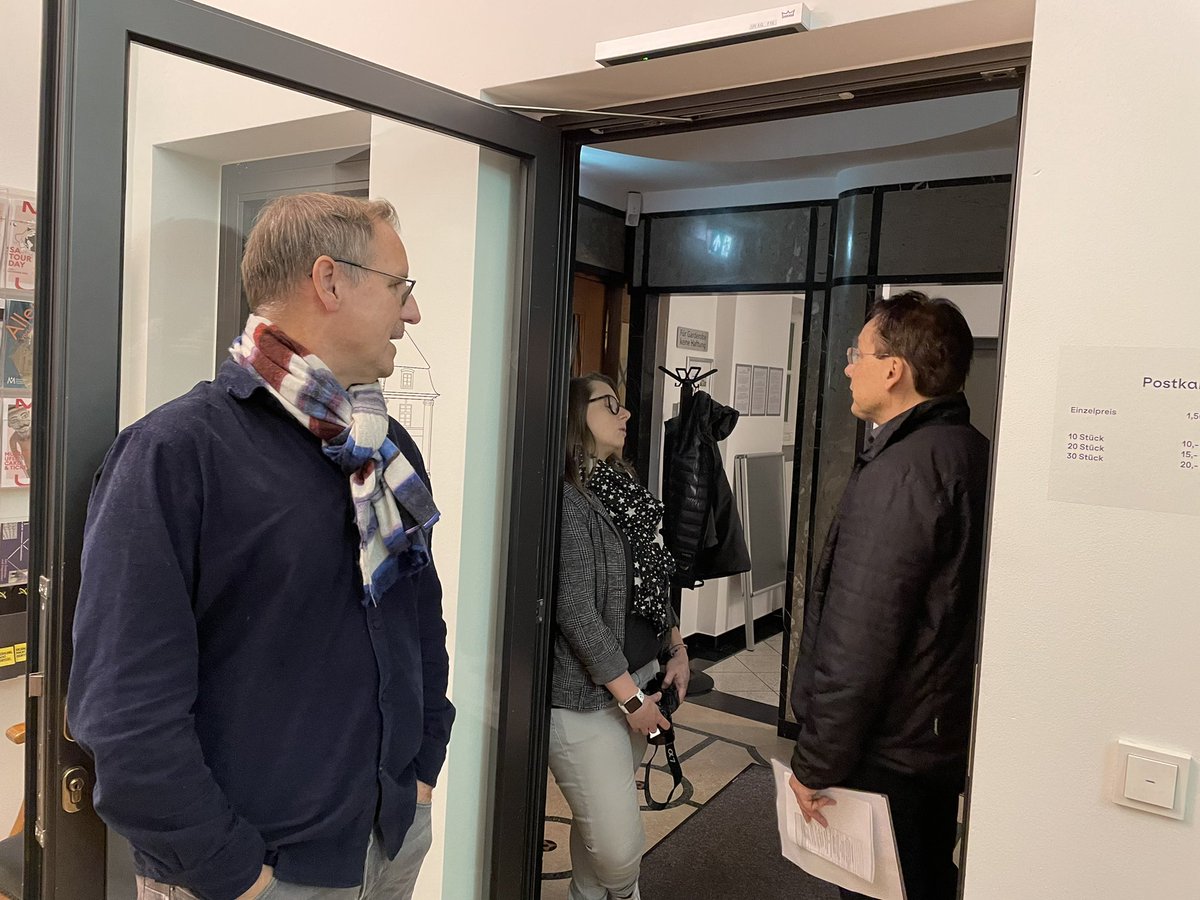 SMCFFM's tweet photo. Der Check-in geht los! Wir freuen uns auf die Teilnehmer*nnen unseres #socialmediawalk #Ortswechsel_smcffm im Frankfurter Museum Giersch #MGGU. Wir schauen uns exklusiv die Kunstsammlung @bundesbank an. https://t.co/IuDgfK7Bhs