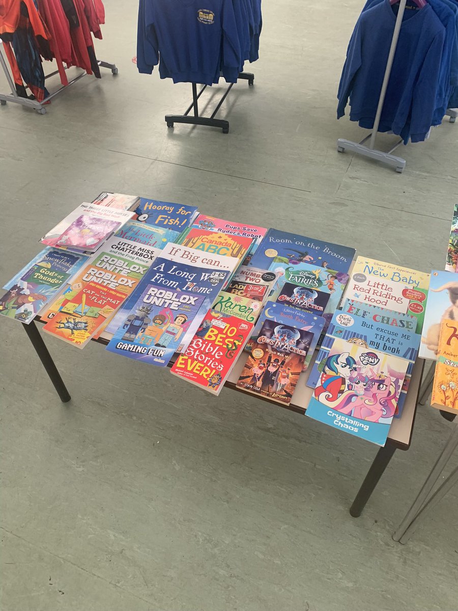 Llanharan_CC's tweet photo. The Pantry. 10-11am Saturday and Wednesday. Bryncae Community Centre.
As well as food we have a large selection of childrens (and adult) books and sanitary products. https://t.co/bQBNWUeqhU
