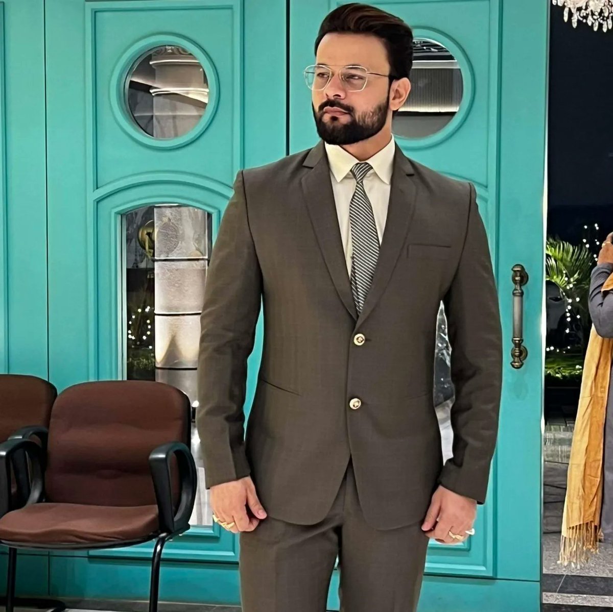 ashishtiwaritv's tweet photo. Know first who you are, and then adorn yourself accordingly
#WeddingSeason #style #attitude #dresscode #formal #dapper #dapperoutfits #suave #positivequotes #positivity #positivethinking #positivevibes #Ashishtiwari https://t.co/URK6YvW0nM