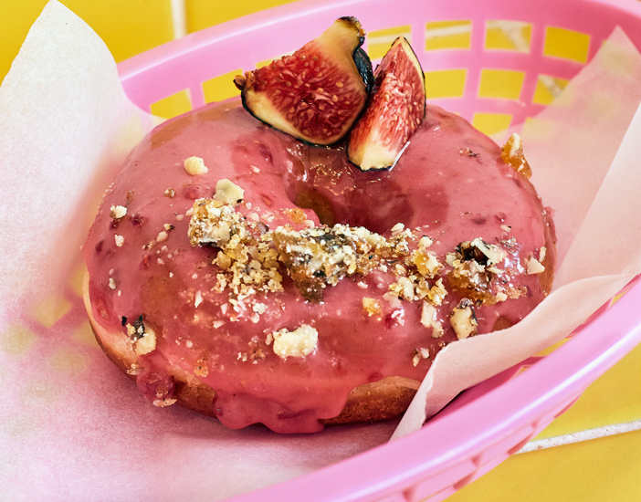 zeltyfr's tweet image. Qui est déjà allé dans un bar à brownies ? C’est le nouveau défi de l’enseigne Broneshaker, qui était déjà un champion en donuts 🍩 ! via @parissecret_sn bit.ly/3GJ24IC