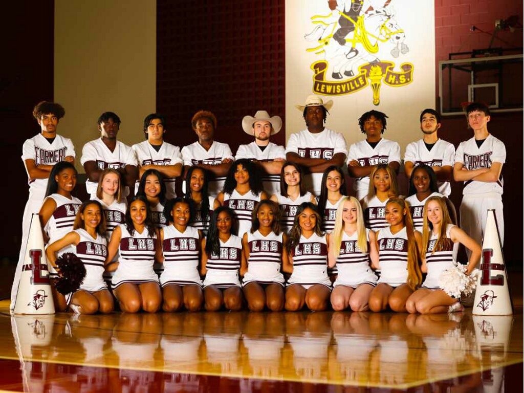manii_05_'s tweet photo. 📣Varsity cheer class of 24 📣 #LHSCheer #LHS https://t.co/v8muzwcddZ
