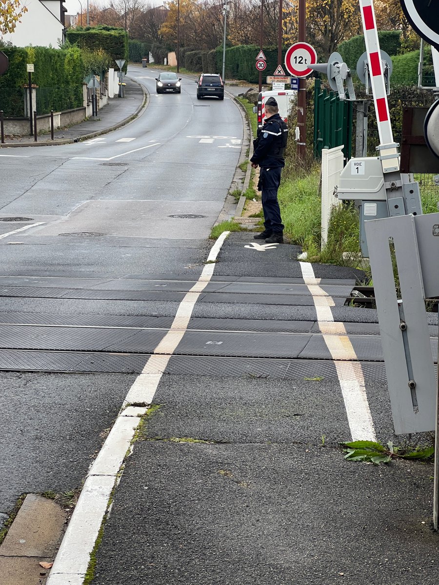 #Sécuritéroutière | 🛑 En 2021, 4 franchissements non-autorisés de passages à niveau par jour relevés en #Essonne sur deux radars de franchissement du département

👉 Face à ce constat, la <a href="/PoliceNat91/">Police Nationale 91</a> et la <a href="/Gendarmerie_091/">Gendarmerie de l'Essonne</a> mènent cette semaine des actions de sensibilisation