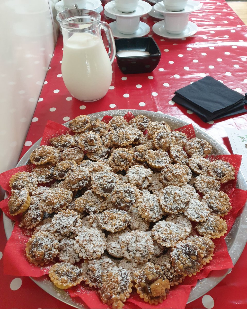 Mince pies for the two Nativity Plays at Cumnor Girls today 😋 
<a href="/Headshipjourney/">Amanda McShane</a> @Thomas_Franks_ <a href="/WeAreCumnor/">Cumnor House School</a>