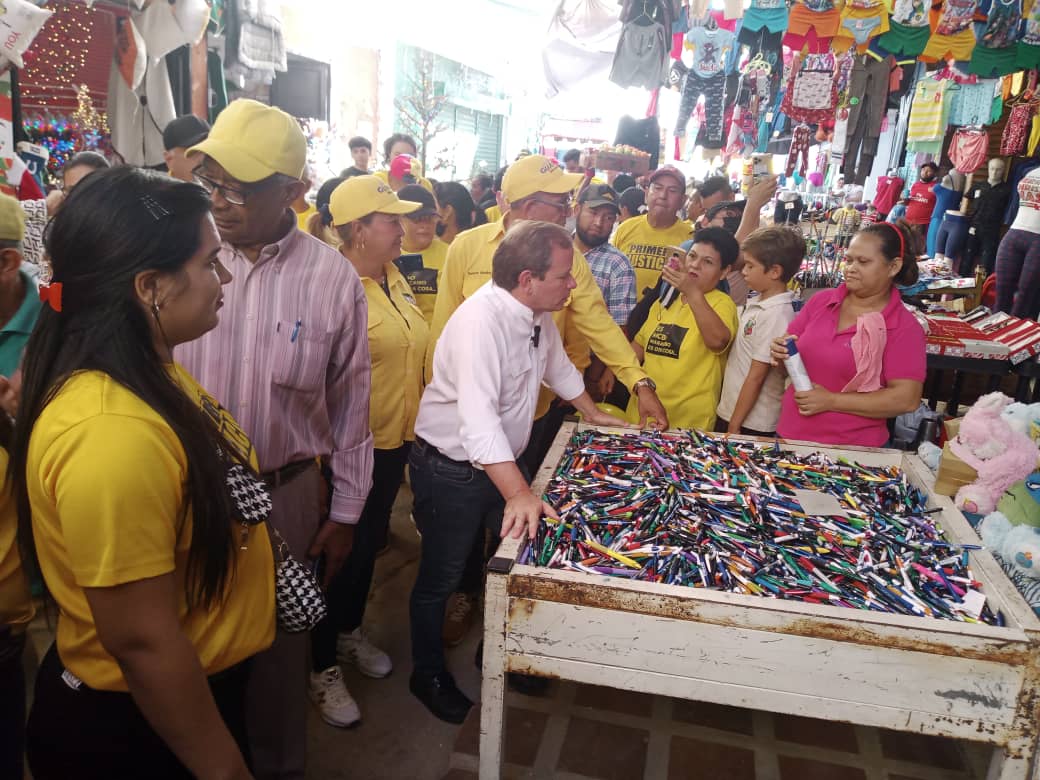 AJRosalesPerez's tweet photo. Caminamos el Cajellon de los Pobres junto a nuestro líder @JuanPGuanipa y parte e nuestra dirigencia en el Municipio. También contamos con la presencia de los Dip. Al @Clezulia , @PatriciaCueva2 y @EdgarAntunezG 

@Pr1meroJusticia 
@PJZulia_ 
@MaracaiboPj 
@josebermudezpj https://t.co/tBIOgMIR3p
