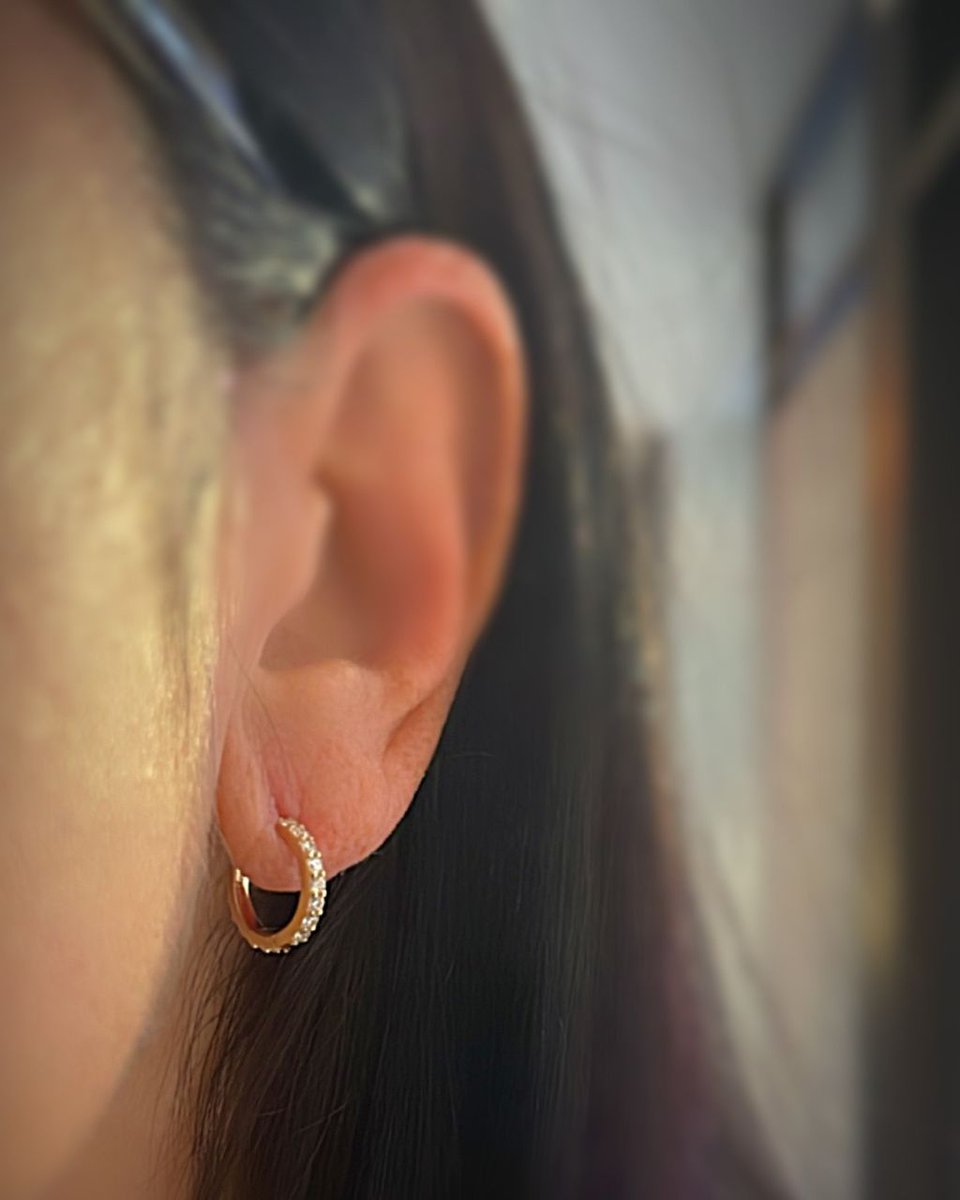 Dazzle with our custom micro hoops! 

#bostonianjewelers #microhoops #earrings #diamonds