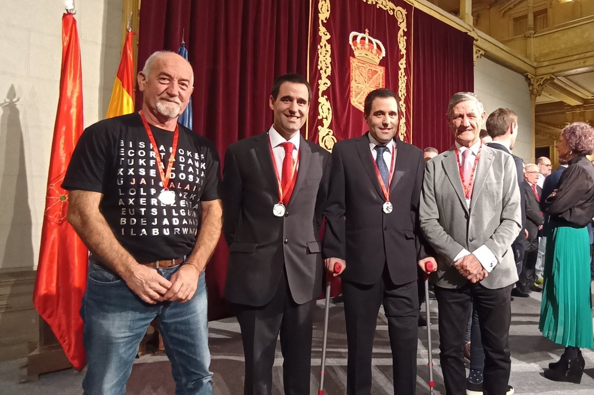 FNPelotaVasca's tweet photo. 🎖 𝗠𝗘𝗗𝗔𝗟𝗟𝗔𝗦 𝗔𝗟 𝗠𝗘́𝗥𝗜𝗧𝗢 𝗗𝗘𝗣𝗢𝗥𝗧𝗜𝗩𝗢

Joseba Bailo, Alfredo San Miguel y los gemelos Juan Ignacio y Raúl San Miguel han recibido esta tarde la Medalla de Plata al Mérito Deportivo por su dedicación al fomento de nuestro deporte

#pelotavasca #euskalpilota https://t.co/FmQeeJRdar