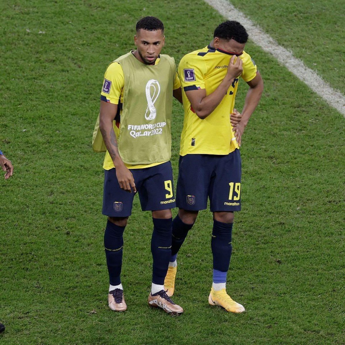 Gonzalo_Plata20's tweet photo. Dolidos por cómo se acaba nuestro Mundial, pero muy agradecidos por su apoyo 🇪🇨🙏🏾. 

El equipo se vació y estoy muy orgulloso de todos. No tengan duda que volveremos más fuertes 💪🏾.

#Qatar2022 #WorldCup https://t.co/ElxiQRa210