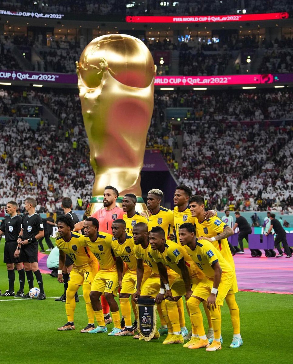 Gonzalo_Plata20's tweet photo. Dolidos por cómo se acaba nuestro Mundial, pero muy agradecidos por su apoyo 🇪🇨🙏🏾. 

El equipo se vació y estoy muy orgulloso de todos. No tengan duda que volveremos más fuertes 💪🏾.

#Qatar2022 #WorldCup https://t.co/ElxiQRa210