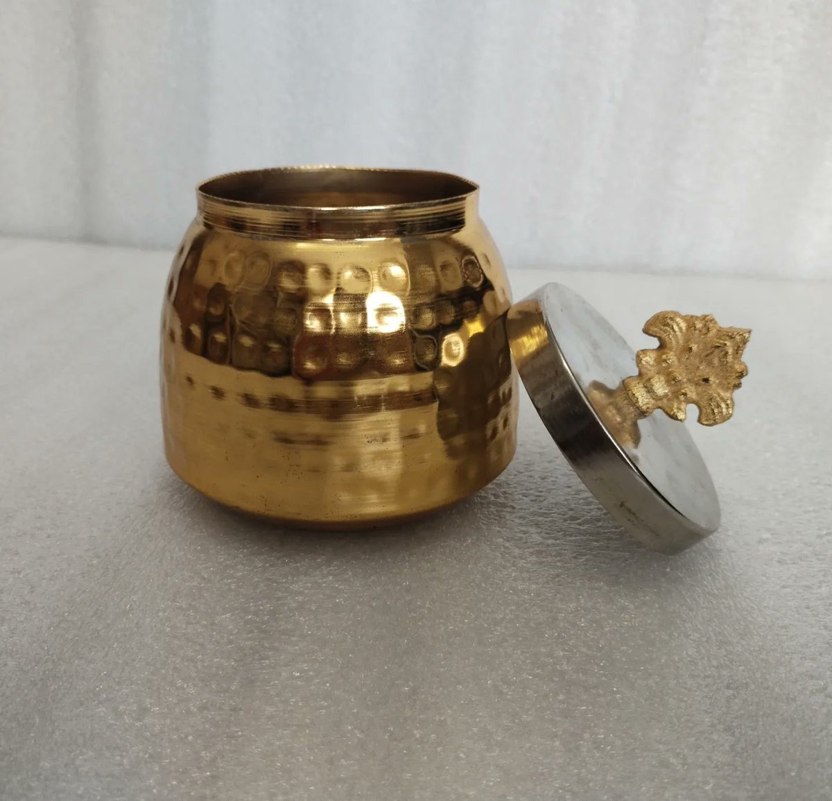 UpaskarC's tweet photo. 🔶 Decorative Crystal Studded Jar.
🔶For Order or inquiry, DM / Call / WhatsApp us on +919599115926
#jar #brassjar #containers #brasswork #metaljar #decorativejar #decorativecontainer #storagebox #decorativebox #dryfruitboxes #dryfruits #storageboxes #uniquegiftshop #unique https://t.co/CpQRjzm63w