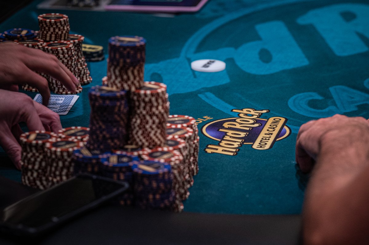 WPT's tweet image. 1541 entered -- 6 remain in our $3,500 #WPTRockNRollPokerChampionship @HardRockHolly @SHRHollyPoker @shrpo!

Who will take home the title and nearly $800,000?!🏆💰

Tune in at 2:30pm ET as we livestream the Final Table with hole cards on WPT.com!📺