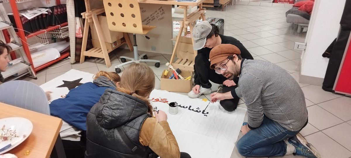 “ Ich mache keine Politik. Ich kämpfe für ein normales Leben!”

Hemin Khaki musste 2015 vor dem Geheimdienst aus dem #Iran fliehen. Jetzt kämpft er weiter für Frauenrechte und Freiheit im Iran.

#IranRevolution2022

mitmischen.de/top-thema/ausw…