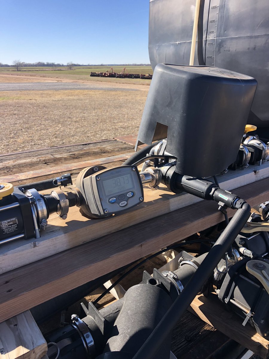 SouthKsAg's tweet photo. @TWanoreck @farmerjim13 JME Ellsworth. Dixon Valve compact sight glass. You can chose polycarbonate plastic or borosilicate glass viewing piece. I used plastic because of rough dirt roads. Mine has stayed clear but I keep it covered. https://t.co/zSBaVRAZa3