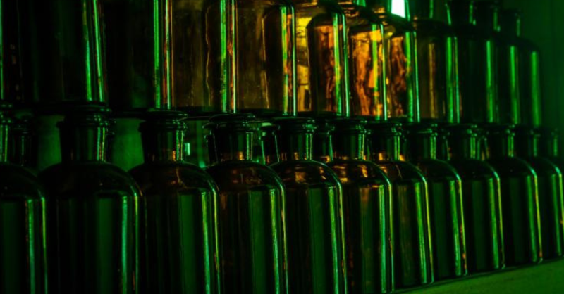 FeveEU's tweet photo. ♻️ Safe, circular, sustainable. From recyclability, to food preservation, to preventing chemical migration, there's a whole range of factors that add up to everyday packaging that's fit for the future. 

Find out what makes glass better for us, and healthier for the planet 👇